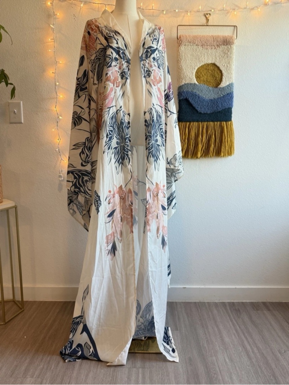 Bonne Journee Kimono Women’s Size 3  White Blue Floral Open Long Robe